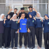 Mahasiswa PLP UIN Siber Syekh Nurjati Cirebon bersama siswa SMAN 1 Astanajapura mengikuti aksi bersih-bersih lingkungan.