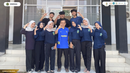 Mahasiswa PLP UIN Siber Syekh Nurjati Cirebon bersama siswa SMAN 1 Astanajapura mengikuti aksi bersih-bersih lingkungan.