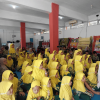 Mahasiswa PLP UIN Siber Syekh Nurjati Cirebon mendampingi anak RA Al-Washliyah di perpustakaan