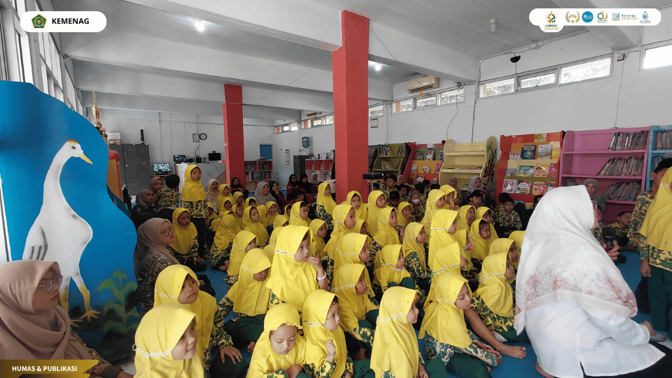 Mahasiswa PLP UIN Siber Syekh Nurjati Cirebon mendampingi anak RA Al-Washliyah di perpustakaan
