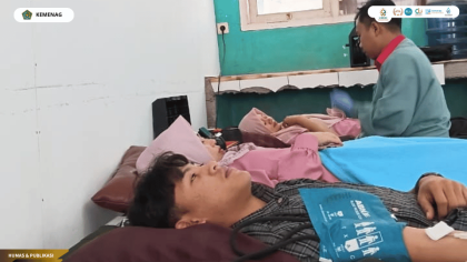 Mahasiswa PLP UIN Siber mengikuti aksi donor darah di SMA Negeri 1 Astanajapura.