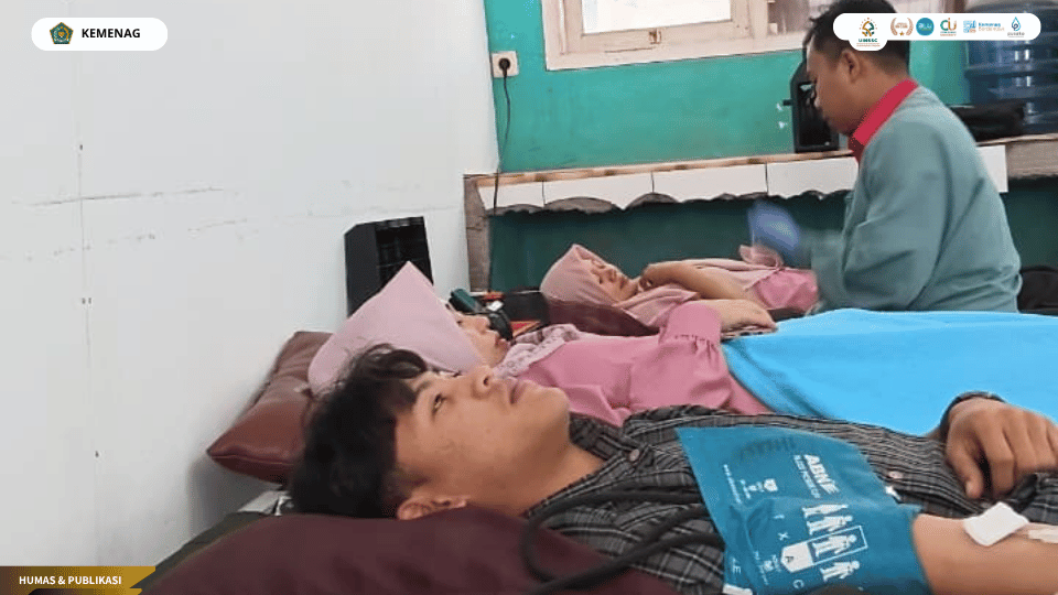 Mahasiswa PLP UIN Siber mengikuti aksi donor darah di SMA Negeri 1 Astanajapura.