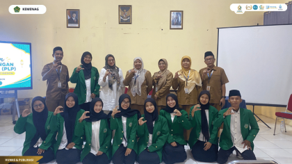 Mahasiswa PLP UIN Siber mengikuti pembukaan PLP di SMK Islamic Centre Cirebon