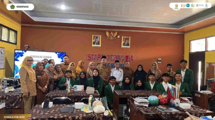 Mahasiswa PLP UIN Siber mengikuti pembukaan PLP di SMPN 1 Mundu