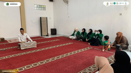 Mahasiswa PPL UIN Siber Cirebon bersama Penyuluh Agama Islam dalam kegiatan Tahsin dan Konseling Al-Qur’an di Majelis Taklim Hidayatul Mubtadien.