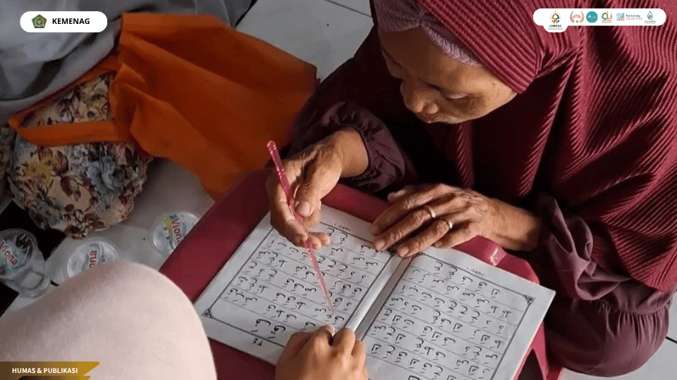 Mahasiswa PPL UIN Siber Cirebon mendampingi ibu-ibu Majelis Ta’lim belajar membaca dan menulis di Desa Palir.