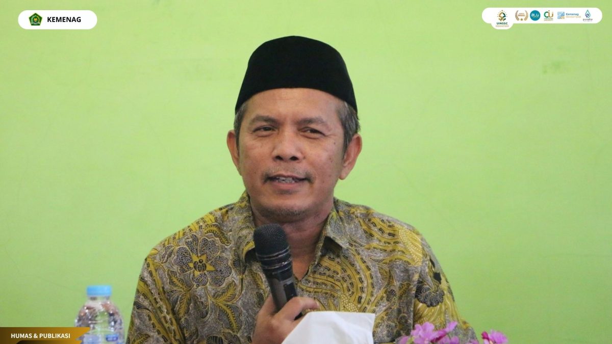 Indonesia Tuan Rumah Pertemuan para Imam Besar Dunia, Apa Saja yang Dibicarakan? UIN Siber Cirebon (Jakarta, Kemenag) — Indonesia akan menjadi tempat berkumpulnya para imam besar dari berbagai penjuru dunia dalam International Grand Imams Conference (IGIC) 2026. Menteri Agama Nasaruddin Umar menyebut forum yang berlangsung 25–28 September 2026 itu sebagai momentum pertama digelarnya konferensi imam besar berskala dunia. “Tanggal 25 sampai tanggal 28 Kita akan melakukan konferensi internasional imam-imam besar sedunia, sudah 39 negara besar yang akan ikut hadir dengan 45 delegasi. Ada imam-imam besar dari Timur Tengah tentunya seperti dari Mesir, dari Saudi Arabia kemudian juga imam besar dari Eropa, Eropa Timur kemudian juga Amerika Serikat, Korea dan Jepang dan banyak yang kita undang. Nanti pesertanya akan mungkin bertambah, kita targetkan 500 peserta, tapi ini pendaftarannya sudah bakal membludak kini karena peserta Asia Tenggara dan lokal ini juga sangat berminat untuk ikut dalam konferensi besar ini,” ujar Menag di Jakarta, Rabu (23/9/2026). IGIC 2026 mengusung tema “Masjid Harmony, Religious Diplomacy, and Global Peace”. Dalam konferensi ini, para peserta akan membahas peran masjid dalam membangun harmoni, diplomasi keagamaan, perdamaian global, serta potensi ekonomi kemasjidan. Rangkaian kegiatan berlangsung di Masjid Istiqlal, Hotel Bidakara, dan Hotel Grand Sahid Jakarta. “Tema yang kita akan angkat ini sangat menarik, karena kita akan mengangkat masalah religious diplomacy. Bagaimana menggunakan bahasa agama yang bahasa spiritual ini untuk merajut perbedaan bahkan konflik yang ada. Kita sangat yakin bahwa dengan menggunakan bahasa agama ini ada kesadaran berlingkungan hidup, ada kesadaran untuk berdiplomasi secara nurani. Dengan demikian diharapkan konflik-konflik yang ada itu bisa diredam dengan menggunakan bahasa esensi kemanusiaan karena kita sangat yakin humanity is only one, kemanusiaan itu hanya satu," jelas Menag. Konferensi juga akan diikuti peserta nasional dari berbagai unsur, antara lain imam masjid dari seluruh Indonesia, unsur Kementerian Agama pusat dan wilayah, rektor Perguruan Tinggi Keagamaan Islam Negeri dan Perguruan Tinggi Keagamaan Islam Swasta, pengurus wilayah dan daerah Ikatan Persaudaraan Imam Masjid, organisasi kemasyarakatan dan keagamaan, akademisi, serta pemerhati dan aktivis perdamaian dunia. Sebelum konferensi utama, rangkaian Bridging to IGIC telah dilaksanakan di lima provinsi, yaitu Kalimantan Timur, Sulawesi Selatan, Banten, Jawa Timur, dan Jawa Barat. “Kita juga ingin mengangkat masjid itu sebagai pusat peradaban dan pusat pengembangan penguatan umat. Kita akan menggunakan bahasa agama ini untuk bahasa perdamaian. Jadi kalau kita sangat yakin betul, kalau kita berpegang teguh kepada dasar-dasar agama kita yang sangat substantial itu sesungguhnya rasa kemanusiaan itu akan menjadi satu di seluruh dunia. Tidak ada lagi sekat-sekat yang ekstrim antara satu benua dengan benua yang lain, antara satu negara dengan negara yang lain. Kenapa kita yakin, apapun warna kulitnya, apapun etniknya, apapun bahasanya, jenis kelaminnya semuanya punya hati nurani yang sama sebagai makhluk Allah dan anak cucu Adam," kata Menag. Salah satu hasil yang ditargetkan dari IGIC 2026 adalah Jakarta Understanding, yang akan dirumuskan dalam rangkaian kegiatan pada 27 September. Forum tersebut juga akan membahas pembentukan International Grand Imam Forum sebagai wadah kebersamaan para imam dalam merespons persoalan global. Selain itu, konferensi akan membahas potensi ekonomi kemasjidan sebagai salah satu agenda panel pada 26 September. “Akan ada deklarasi, ada Jakarta Understanding nanti yang kita akan merekomendasikan kepada seluruh imam-imam dari berbagai pelosok dunia nanti bagaimana supaya masjid itu akan berkontribusi terhadap penciptaan harmoni dalam kehidupan bersama di muka bumi ini,” pungkas Menag.
