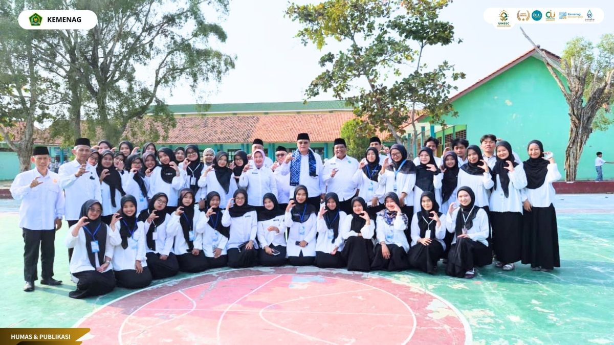 Bukan Sekadar Praktik Mengajar, Mahasiswa PLP UIN Siber Cirebon Turut Kawal Kegiatan Kakanwil di MAN 1 Cirebon