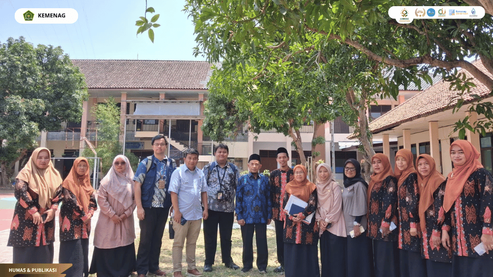 Tim DLH Provinsi Jawa Barat melakukan visitasi dan penilaian Calon Sekolah Adiwiyata di MA Islamic Centre Cirebon.