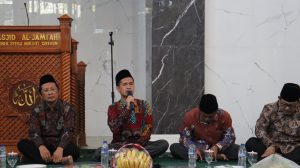 Wakil Rektor III UIN Siber Cirebon Prof. Dr. H. Hajam, M.Ag. menyampaikan sambutan pada peringatan Maulid Nabi.