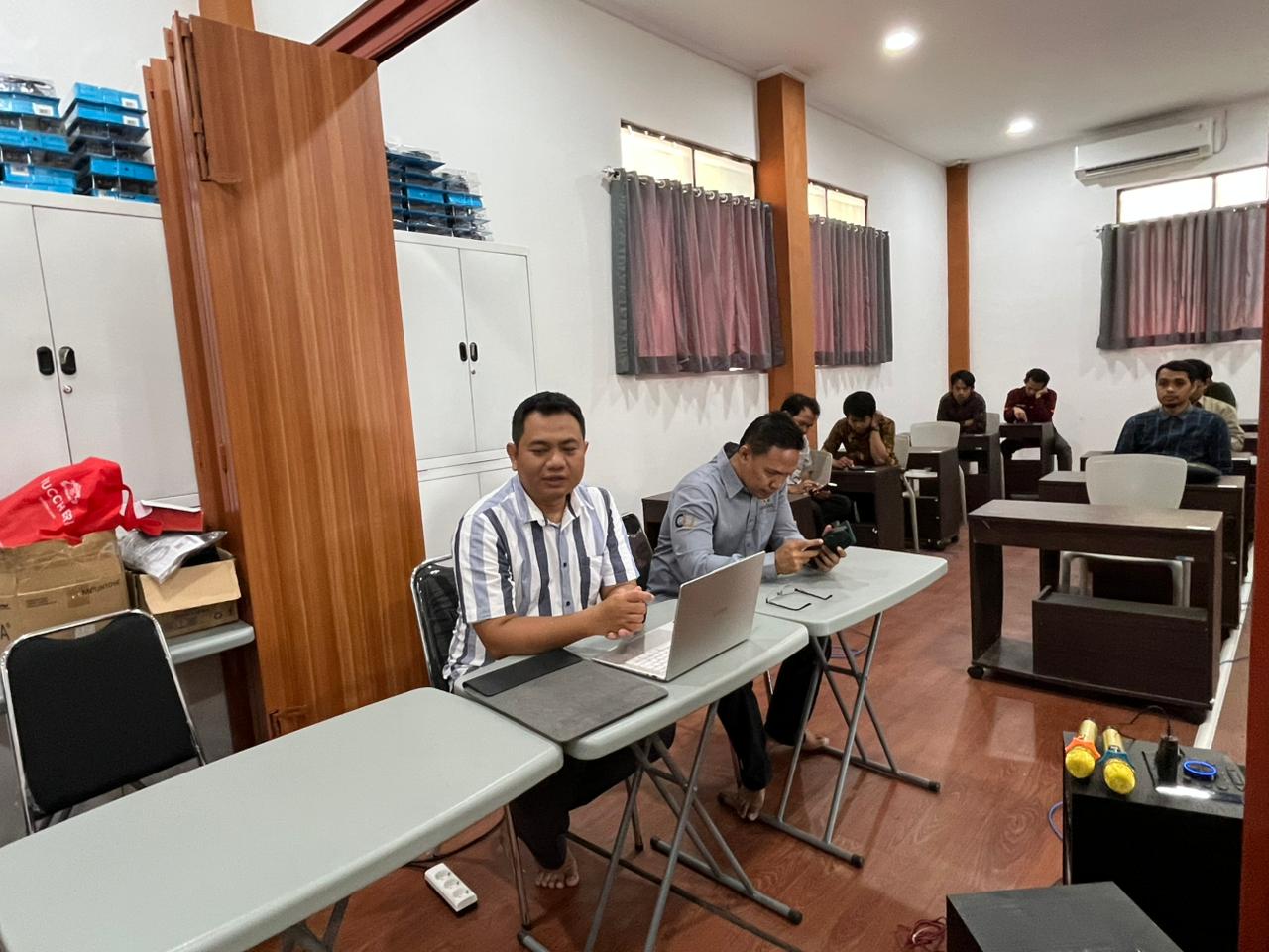 Kepala PUSTIKOM UIN Siber Riyanto menerima mahasiswa PKL Informatika