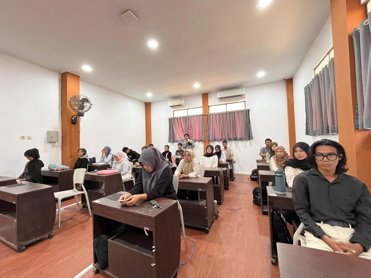 Mahasiswa Program Studi Informatika mengikuti pembukaan PKL di Gedung PUSTIKOM