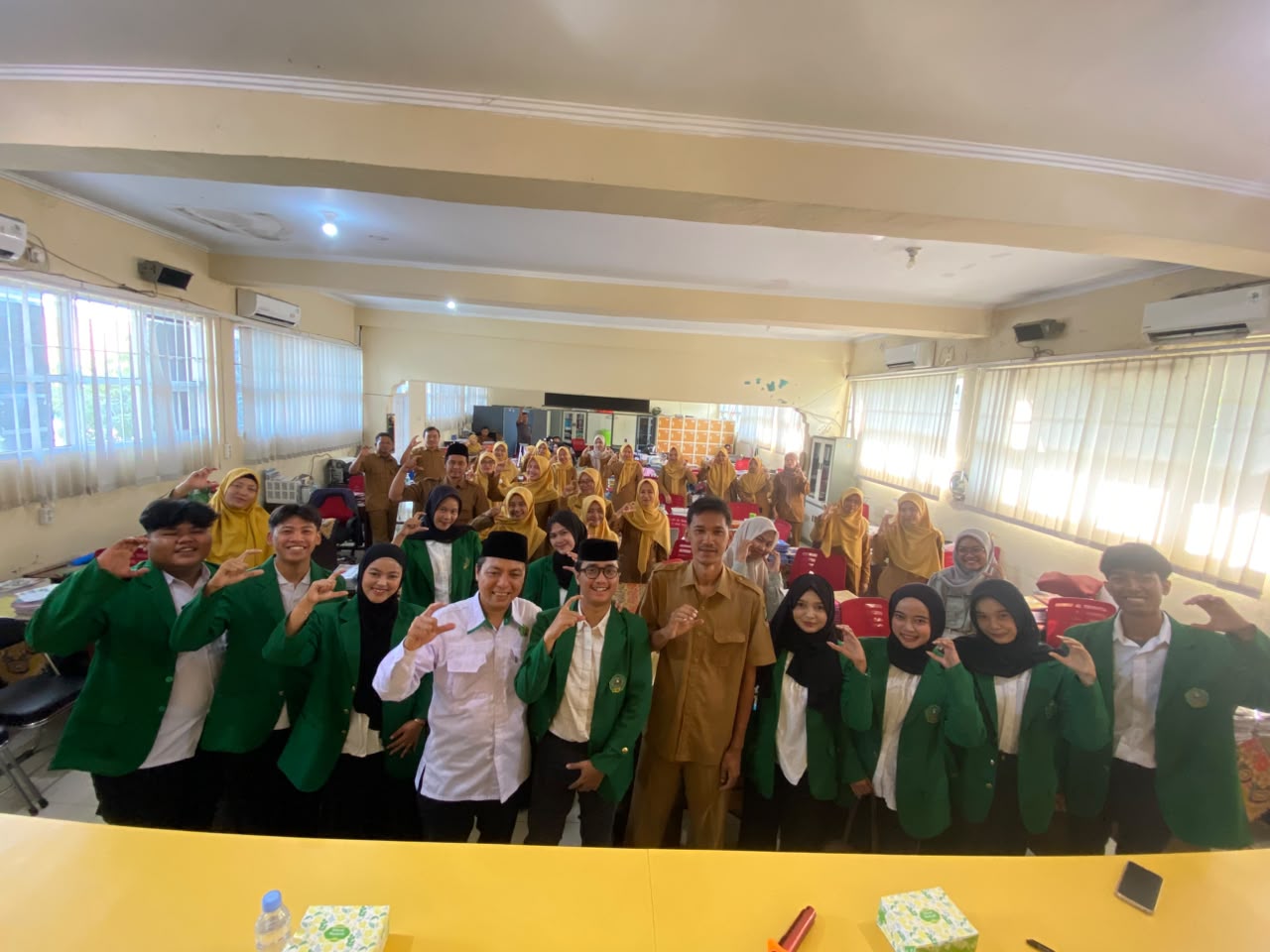 Mahasiswa PLP FITK UIN Siber melaksanakan kegiatan di SMA Negeri 1 Astanajapura