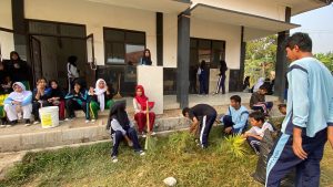 World Cleanup Day, SMA Negeri Tengah Tani Ajak Warga Sekolah Peduli Lingkungan