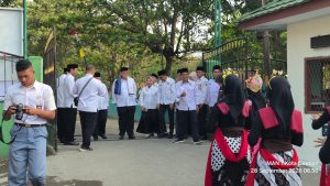 Bukan Sekadar Praktik Mengajar, Mahasiswa PLP UIN Siber Cirebon Turut Kawal Kegiatan Kakanwil di MAN 1 Cirebon