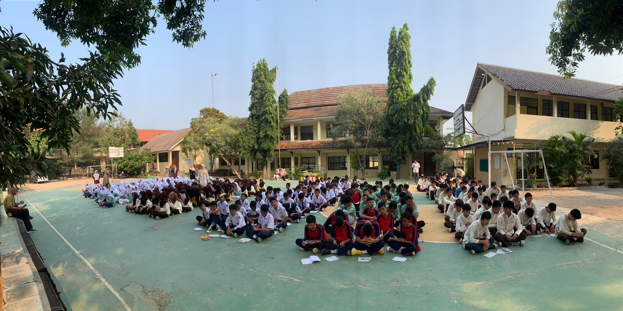 Siswa SMP Negeri 17 Kota Cirebon mengikuti kegiatan literasi membaca bersama mahasiswa PLP UIN Siber Cirebon.