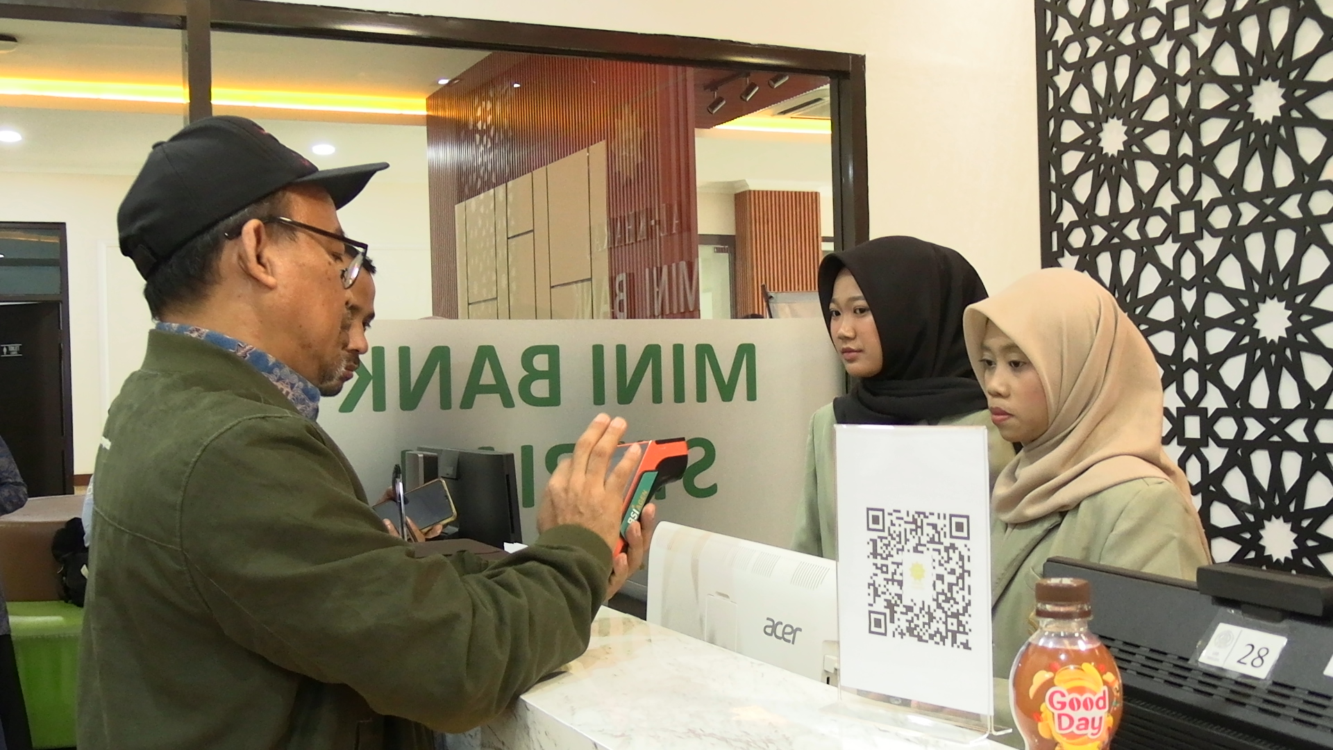 Pertukaran praktik baik tata kelola Mini Bank FEBI UIN Siber dan UIN Mataram.