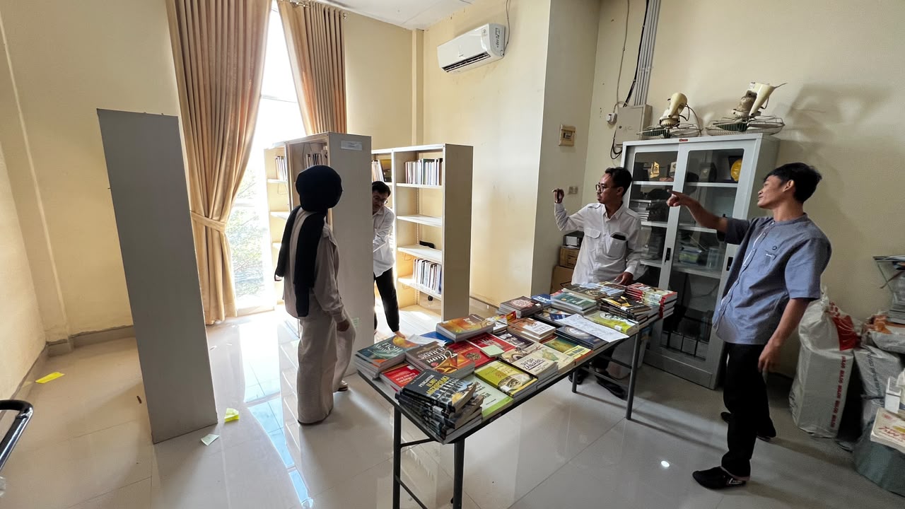 Mahasiswa KKN Rekognisi UIN Siber Syekh Nurjati Cirebon melaksanakan pengabdian di Pojok Literasi FUA