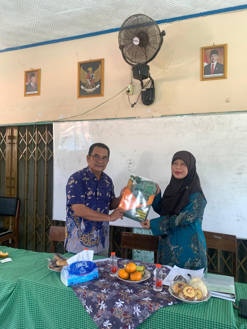 Penyerahan enam mahasiswa PLP UIN Siber ke MI Salafiyatul Huda 1
