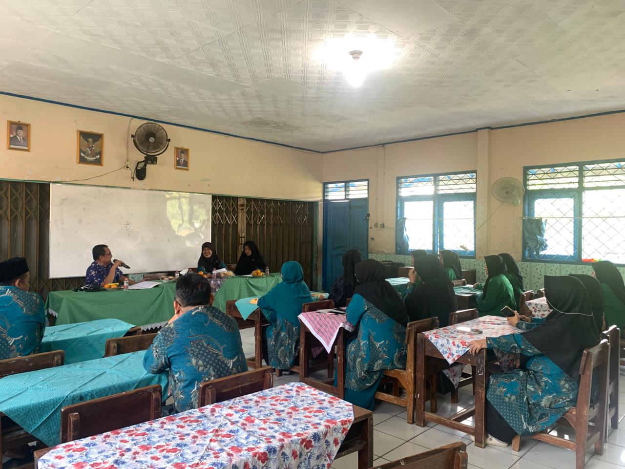 DPL UIN Siber Drs. Aceng Jaelani memberikan arahan kepada mahasiswa PLP