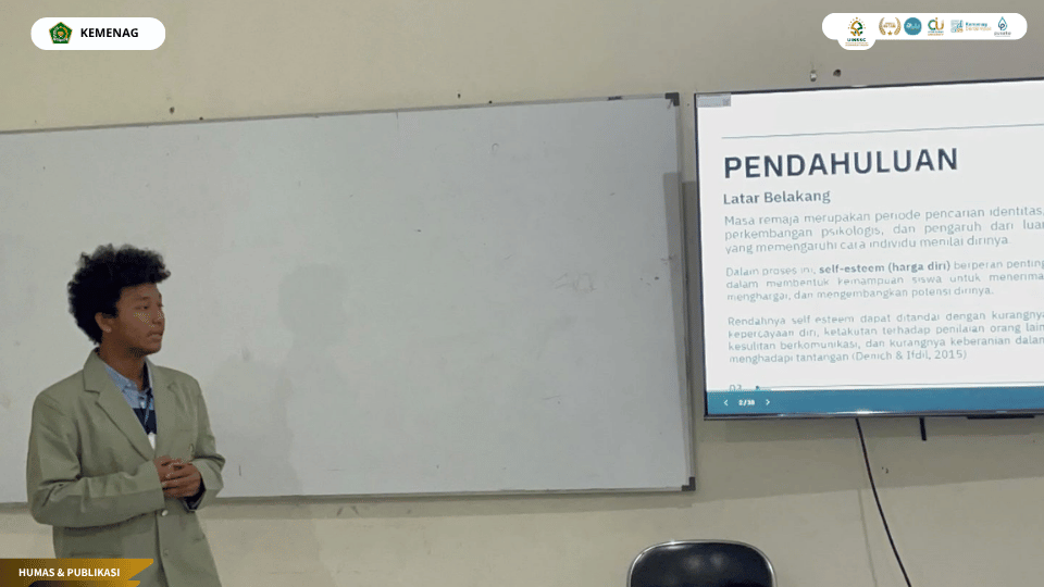 Abdul Aziz Rantissie, mahasiswa BKI UIN Siber Cirebon, mempresentasikan kajian muhasabah diri di ICONICS 2026.