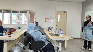 Ayu Gumilang Lestari mempresentasikan riset Islamic Business dalam forum Academic Writing di USIM Malaysia