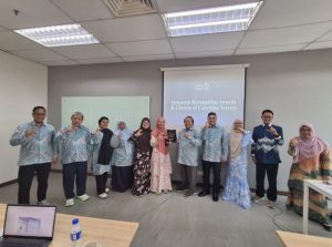 Ayu Gumilang Lestari menerima penghargaan Best Presentation dalam forum akademik USIM
