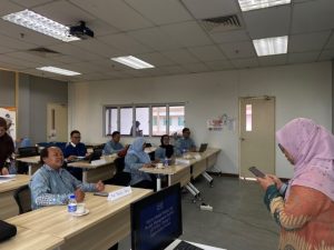 Diskusi riset ekonomi syariah mahasiswa UIN Siber Cirebon bersama akademisi USIM