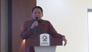 Dr. H. Didi Sukardi membuka Studium Generale Bioteknologi UIN Siber Cirebon tentang sains halal di Auditorium SBSN FEBI.