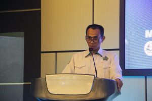 Dr. Izzuddin membuka Falak Nouts 2026 melalui pemukulan gong di Gedung Siber UIN Siber Cirebon.