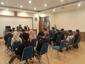 Dr. Ubaidillah, M.H.I., menyampaikan materi pengembangan diri bagi alumni Fakultas Syariah UIN Siber Cirebon.