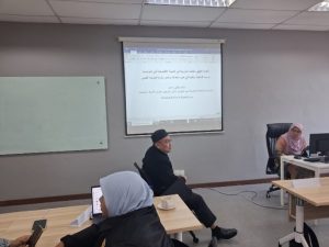 Hikam Muhtadi Zuhdi mempresentasikan riset ekonomi syariah dalam forum Academic Writing di USIM Malaysia