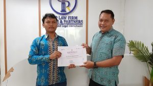 Mahasiswa Fakultas Syariah UIN Siber Cirebon bersama Dosen Pembimbing Lapangan dalam kegiatan PPL bidang hukum.