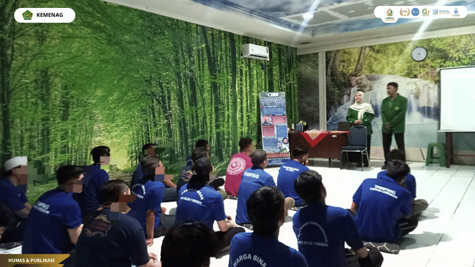 Mahasiswa PLP BKI UIN Siber Cirebon memberikan bimbingan klasikal kepada warga binaan menjelang bebas di Lapas Kelas I Cirebon
