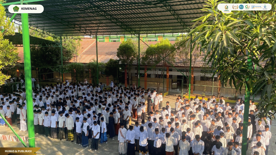 Mahasiswa PLP FITK UIN Siber Cirebon berpartisipasi dalam upacara Hari Santri Nasional 2026 di MTsN 1 Kota Cirebon untuk mendukung kedisiplinan dan karakter siswa.