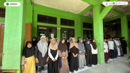 Mahasiswa PLP FITK UIN Siber Cirebon bersama peserta didik dan guru MTs NU Panembahan dalam peringatan Hari Santri Nasional 2026.