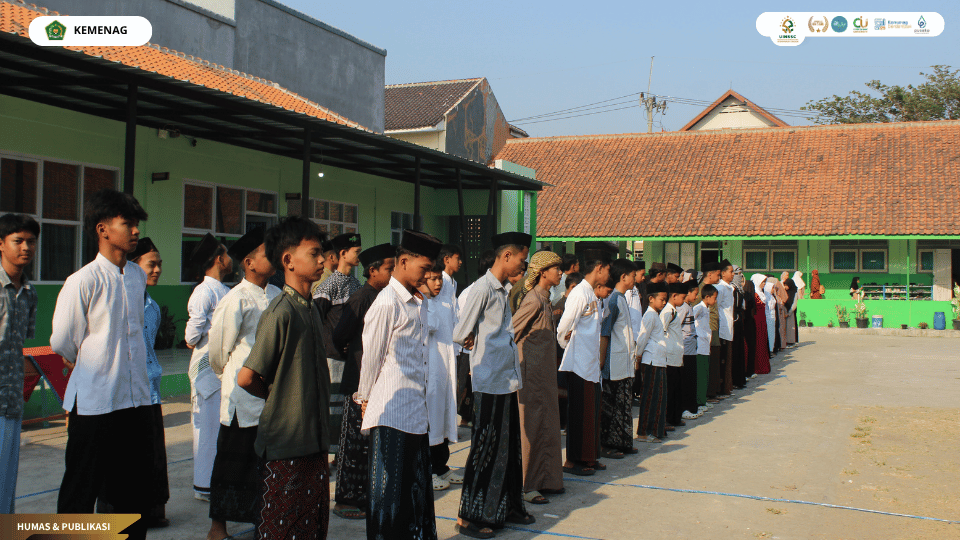 Mahasiswa PLP FITK UIN Siber Cirebon bersama siswa MTs Al-Washliyah Talun dalam kegiatan Semarak Hari Santri Nasional 2026.