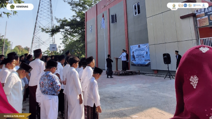 Mahasiswa PLP FITK UIN Siber Cirebon bersama warga SMP IT Akmala Sabila mengikuti rangkaian peringatan Hari Santri Nasional 2026 melalui upacara dan parade kreativitas