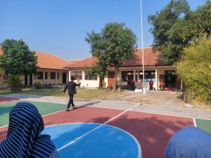 Mahasiswa PLP FITK UIN Siber Cirebon bertugas dalam upacara peringatan Hari Santri Nasional 2026 di MA Islamic Centre Cirebon.