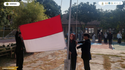 Mahasiswa PLP FITK UIN Siber Cirebon bertugas dalam upacara peringatan Hari Santri Nasional 2026 di MA Islamic Centre Cirebon.