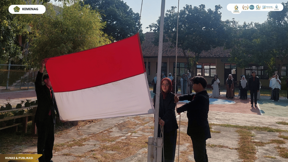 Mahasiswa PLP FITK UIN Siber Cirebon bertugas dalam upacara peringatan Hari Santri Nasional 2026 di MA Islamic Centre Cirebon.