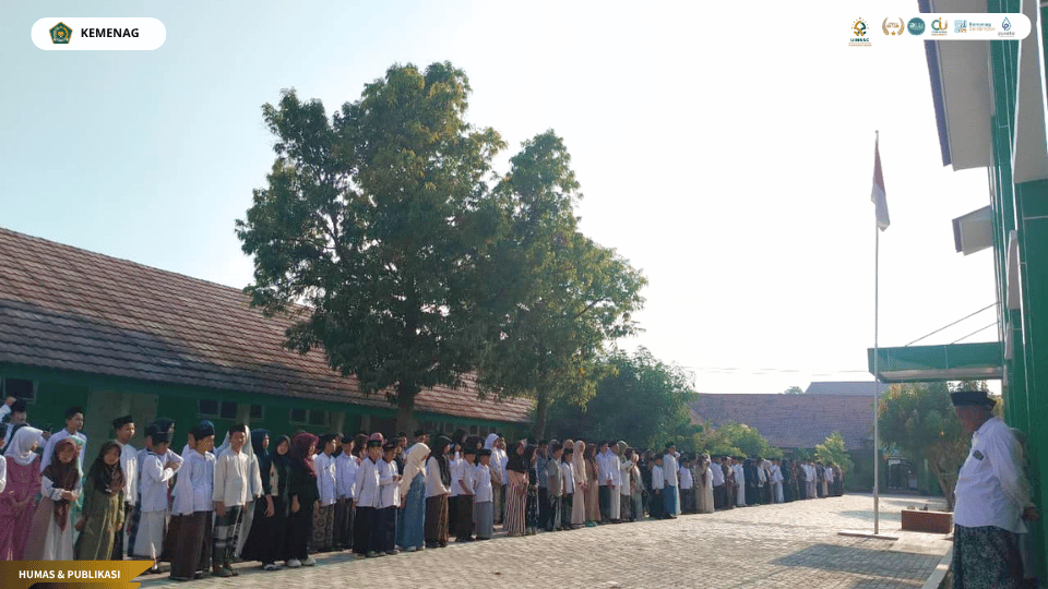 Mahasiswa PLP FITK UIN Siber Cirebon bertugas dalam upacara peringatan Hari Santri Nasional 2026 di lapangan MTsN 5 Cirebon.