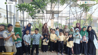 Mahasiswa PLP FITK UIN Siber Cirebon mendampingi siswa TK dan SD Siber Syekh Nurjati Labschool dalam kunjungan edukasi ke Perpustakaan UIN Siber Cirebon.