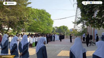 Mahasiswa PLP FITK UIN Siber Cirebon mendampingi siswa dalam perlombaan cerdas cermat, kaligrafi, dan poster pada peringatan Hari Santri Nasional 2026 di SMA IT Akmala Sabila.