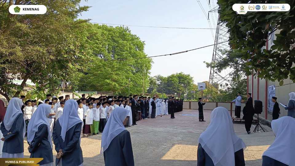 Mahasiswa PLP FITK UIN Siber Cirebon mendampingi siswa dalam perlombaan cerdas cermat, kaligrafi, dan poster pada peringatan Hari Santri Nasional 2026 di SMA IT Akmala Sabila.