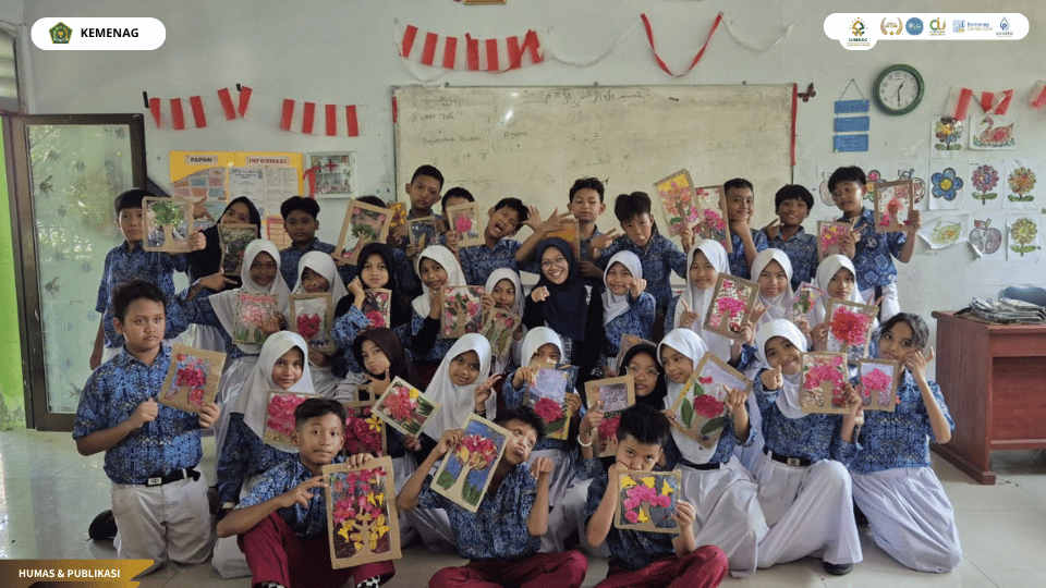 Mahasiswa PLP FITK UIN Siber Cirebon mendampingi siswa kelas V SD Negeri Sukapura 3 membuat karya seni rupa bertema tumbuhan menggunakan teknik tempel dan bahan bekas.