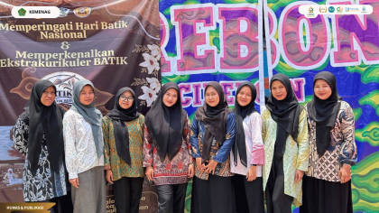 Mahasiswa PLP FITK UIN Siber Cirebon mengikuti peringatan Hari Batik Nasional bersama siswa SMP Negeri 1 Plered melalui kegiatan membatik dan pameran karya.