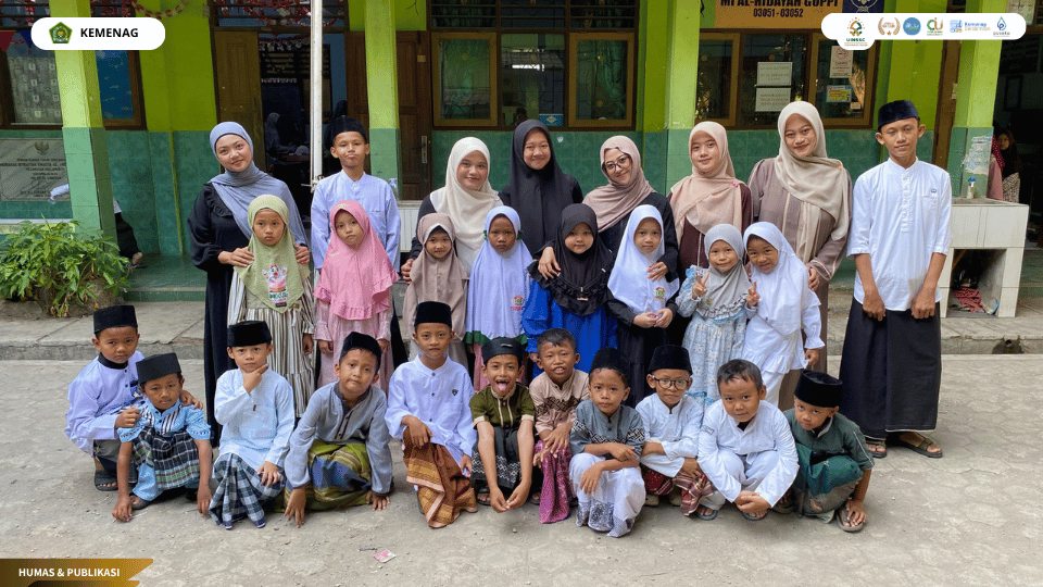 Mahasiswa PLP FITK UIN Siber Cirebon menjadi petugas upacara peringatan Hari Santri Nasional 2026 di MI Al-Hidayah GUPPI.