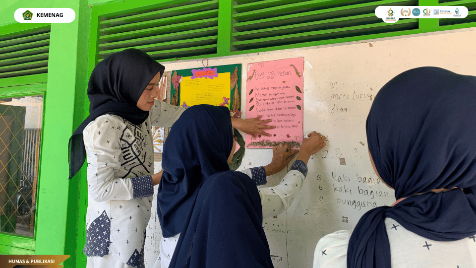 Mahasiswa PLP PGMI FITK UIN Siber Cirebon mendampingi siswa SDN Penggung 1 membuat dan menghias puisi menggunakan bahan alam dalam kegiatan Rabu Cermat.