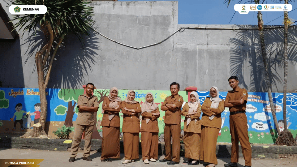 Mahasiswa PLP PGMI UIN Siber Cirebon berkolaborasi dengan pihak SDN Dukuh Semar 1 dalam pembuatan mural edukatif untuk memperkuat karakter siswa dan menciptakan lingkungan sekolah yang inspiratif.